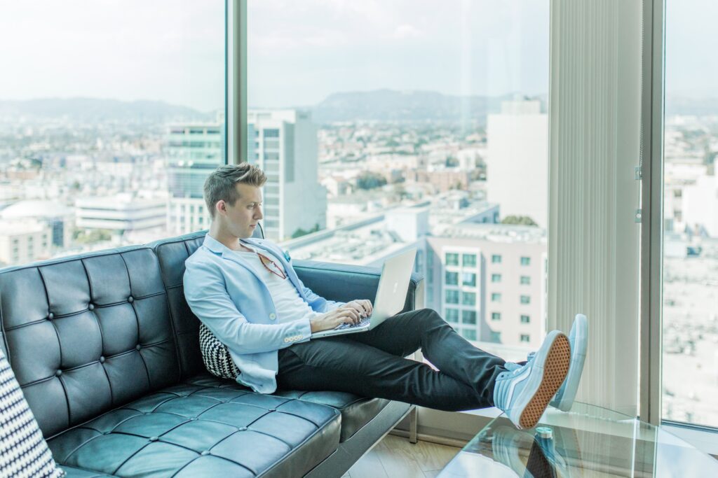 Homme assis dans un bureau travaillant sur son ordinateur